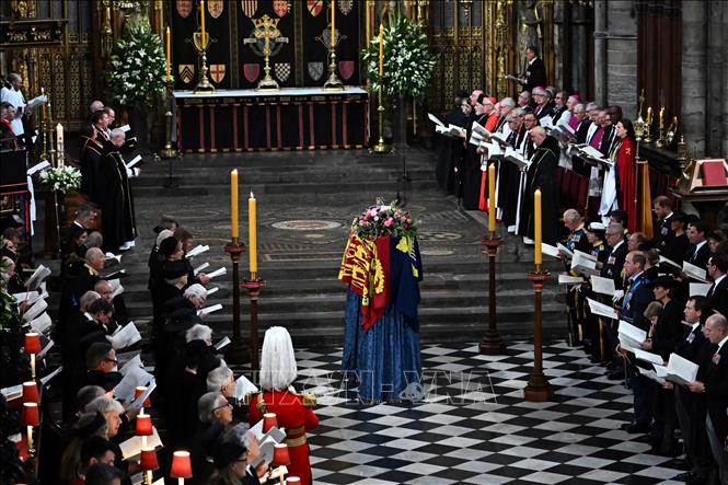 Trong ảnh: Các thành viên Hoàng gia và khách mời tại lễ tang chính thức của Nữ hoàng Elizabeth II ở Tu viện Westminster (London), ngày 19/9/2022. Ảnh: AFP/TTXVN