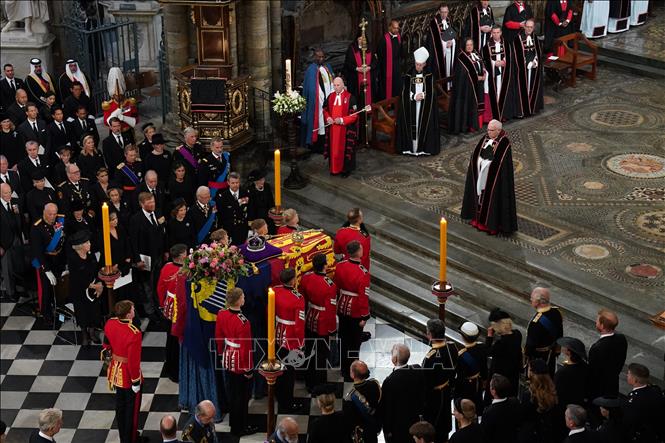 Trong ảnh: Linh mục David Hoyle điều hành lễ tang chính thức của Nữ hoàng Elizabeth II ở Tu viện Westminster (London), ngày 19/9/2022. Ảnh: AFP/TTXVN