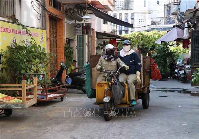 Trong ảnh: Công nhân Công ty Cổ phần Môi trường và Công trình đô thị Bắc Ninh làm việc. Ảnh: Thanh Thương- TTXVN