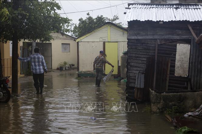 Trong ảnh: Bão Fiona đổ bộ gây ngập lụt tại một tuyến phố ở Nagua, CH Dominicana ngày 19/9/2022. Ảnh: AFP/TTXVN