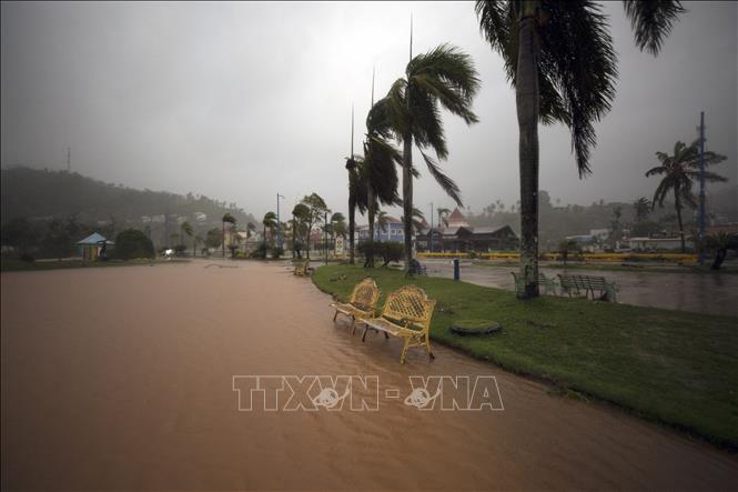 Trong ảnh: Bão Fiona đổ bộ gây ngập lụt tại một công viên ở Samana, CH Dominicana ngày 19/9/2022. Ảnh: AFP/TTXVN