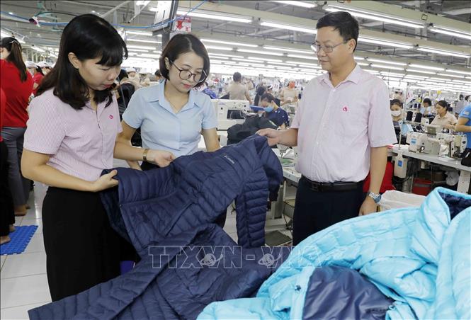 Sản phẩm áo gia công xuất khẩu sang thị trường Mỹ của Công ty. Ảnh: Trần Việt - TTXVN