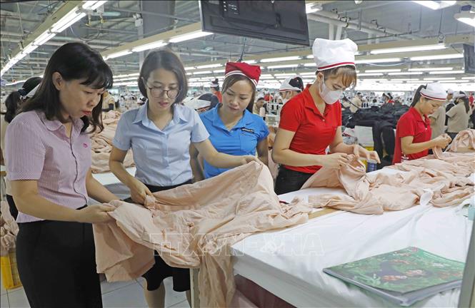 Sản phẩm áo gia công xuất khẩu sang thị trường Mỹ của Công ty. Ảnh: Trần Việt - TTXVN