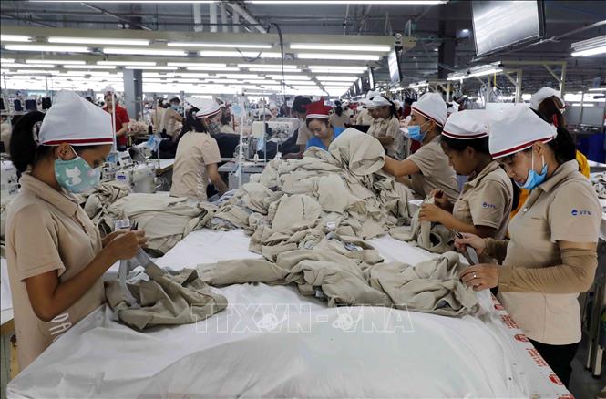 Dây chuyền gia công quần áo xuất khẩu. Ảnh: Trần Việt - TTXVN
