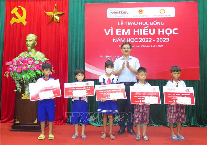 Trong ảnh: Lãnh đạo tỉnh Thừa Thiên - Huế trao học bổng cho các em học sinh. Ảnh: Tường Vi - TTXVN. 