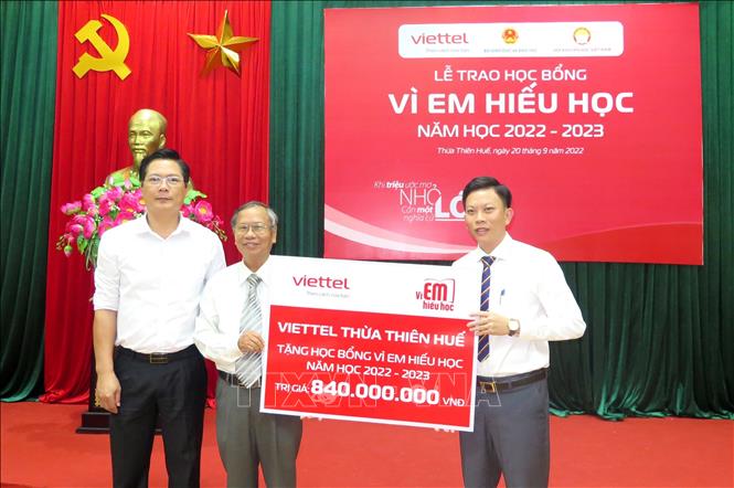 Trong ảnh: Viettel Thừa Thiên - Huế dành 840 triệu đồng để trao 420 suất học bổng cho các em học sinh. Ảnh: Tường Vi - TTXVN. 