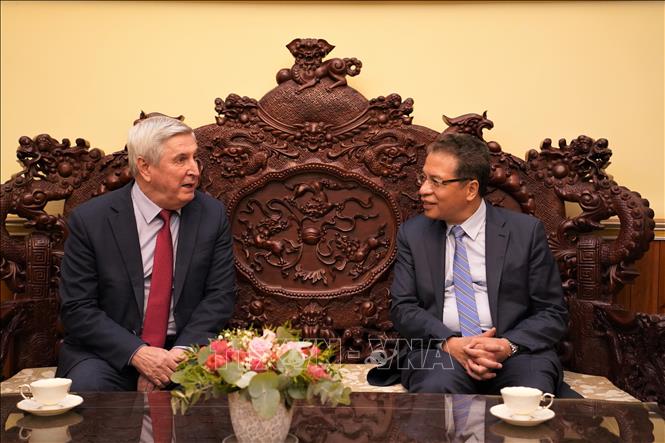Vietnamese Ambassador to Russia Dang Minh Khoi (R) and First Vice Chairman of the Russian State Duma and Vice Chairman of the Communist Party of the Russian Federation (CPRF) Ivan Melnikov (L). VNA Photo: Duy Trinh