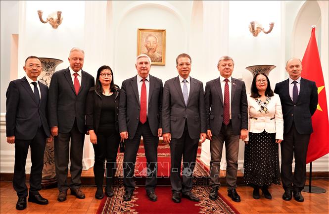 Vietnamese Ambassador to Russia Dang Minh Khoi , First Vice Chairman of the Russian State Duma and Vice Chairman of the Communist Party of the Russian Federation (CPRF) Ivan Melnikov pose for photo with delegates. VNA Photo: Duy Trinh