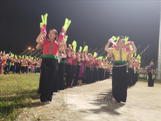 Trong ảnh: Múa Xòe là biểu tượng văn hóa Thái góp phần gắn kết con người với con người, con người với trời đất một cách sinh động, lãng mạn, đậm tính xã hội. Ảnh: TTXVN phát
