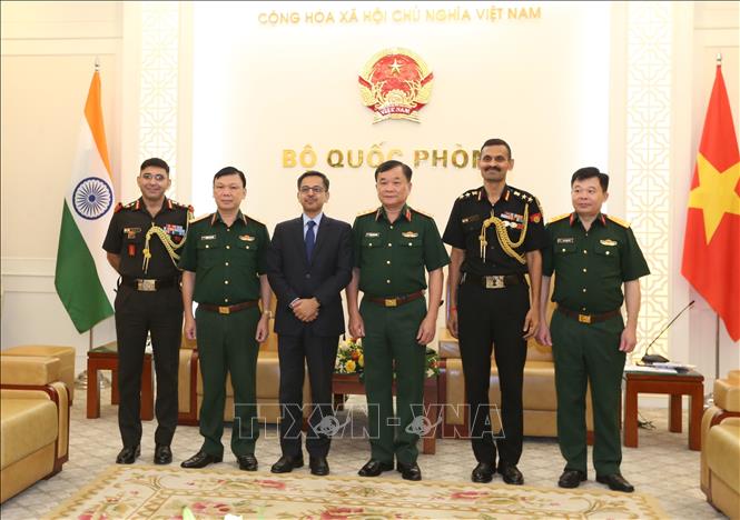 Thượng tướng Hoàng Xuân Chiến tiếp Ngài Pranay Verma, Đại sứ Đặc mệnh toàn quyền Cộng hòa Ấn Độ tại Việt Nam. Ảnh: Hồng Pha – TTXVN phát