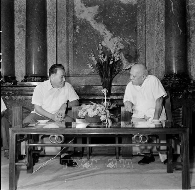 Chủ tịch nước Tôn Đức Thắng tiếp Chủ tịch Đoàn Chủ tịch Ban Chấp hành Trung ương Đảng Cộng sản Nhật Bản Miyamoto Kengi thăm Việt Nam (14/9/1971). Ảnh: Xuân Lâm - TTXVN