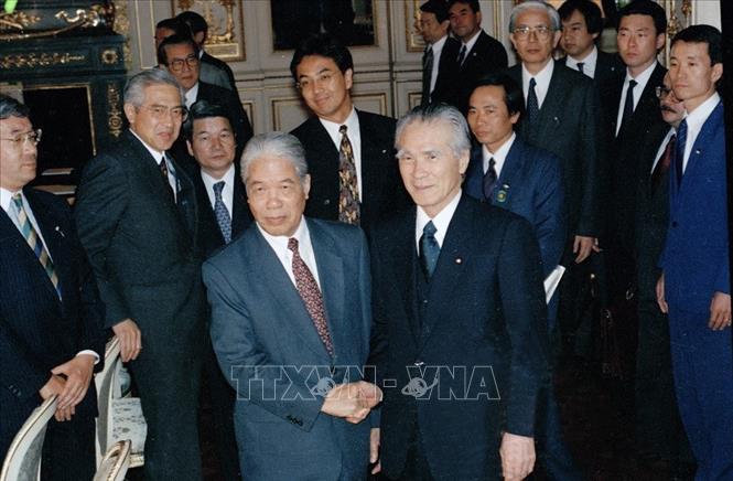 Thủ tướng Nhật Bản Murayama Tomiichi đón tiếp Tổng Bí thư Đỗ Mười thăm chính thức Nhật Bản, ngày 18/4/1995, tại Thủ đô Tokyo. Ảnh: Xuân Lâm - TTXVN