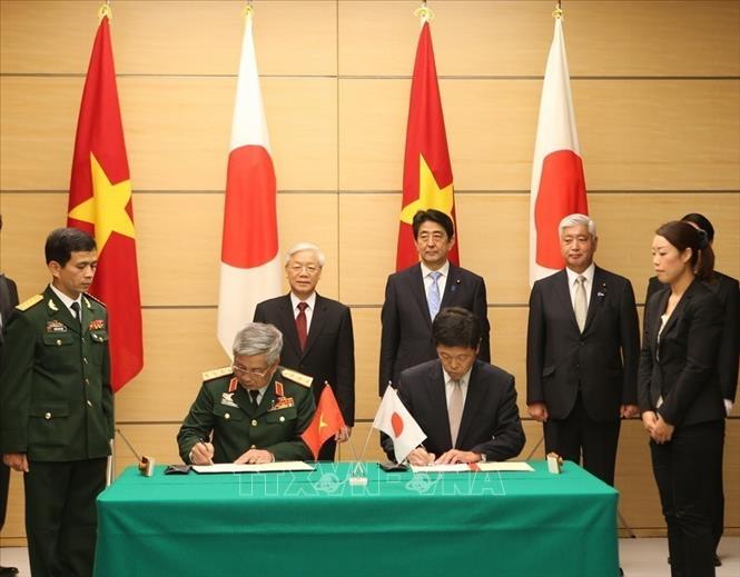 Thủ tướng Nhật Bản Shinzo Abe và Tổng Bí thư Nguyễn Phú Trọng chứng kiến lễ ký Biên bản ghi nhớ giữa Bộ Quốc phòng hai nước về hợp tác trong lĩnh vực gìn giữ hòa bình Liên hợp quốc trong chuyến thăm chính thức Nhật Bản từ ngày 15 - 18/9/2015. Ảnh: Trí Dũng– TTXVN