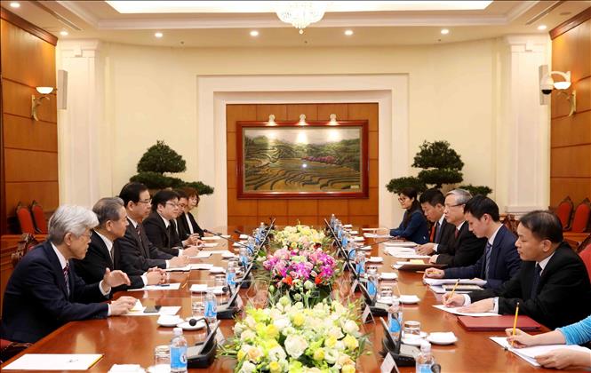 Thường trực Ban Bí thư Trần Quốc Vượng hội đàm với ông Kazuo Shii, Chủ tịch Đảng Cộng sản Nhật Bản thăm Việt Nam (2018). Ảnh: Phương Hoa - TTXVN