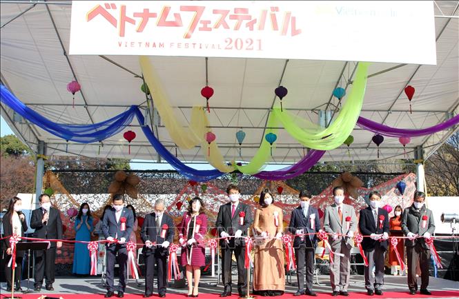 Các quan khách Việt Nam và Nhật Bản cắt băng khai mạc Lễ hội Việt Nam tại Nhật Bản năm 2021. Ảnh: Đức Thịnh - Pv TTXVN tại Nhật Bản