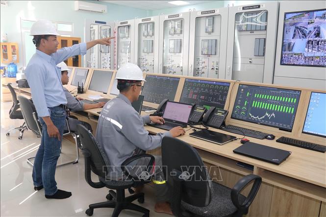 Trong ảnh: Đội ngũ cán bộ, kỹ sư làm việc tại Trung tâm điều hành Nhà máy Điện Gió Tân Phú Đông 2. Ảnh: Minh Trí-TTXVN