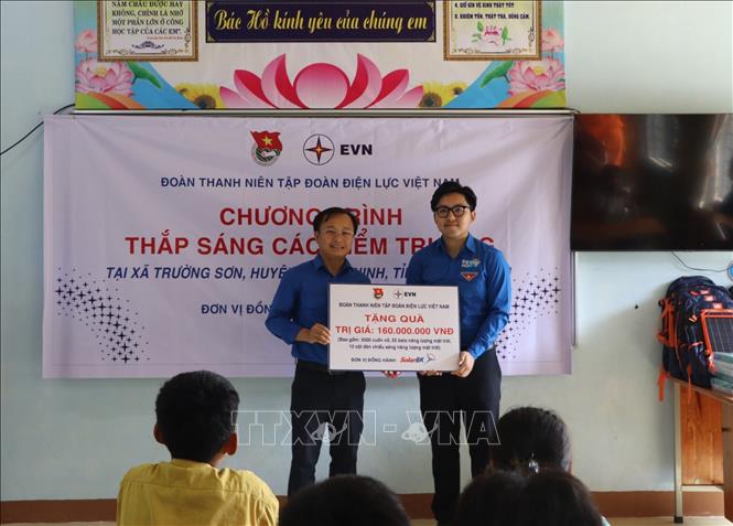 Trong ảnh: Đoàn Thanh niên EVN tặng quà thầy trò tại các điểm trường thuộc xã Trường Sơn (Quảng Ninh, Quảng Bình). Ảnh: TTXVN phát