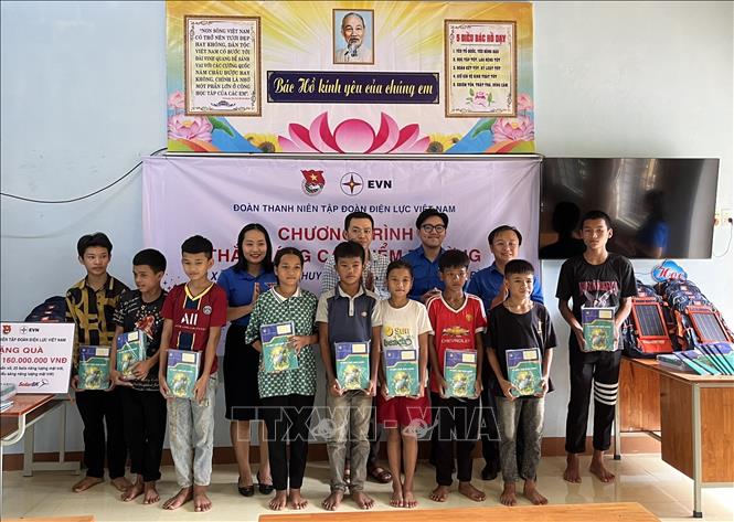 Trong ảnh: Đoàn Thanh niên EVN tặng quà thầy trò tại các điểm trường thuộc xã Trường Sơn (Quảng Ninh, Quảng Bình). Ảnh: TTXVN phát