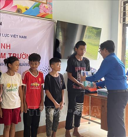 Trong ảnh: Đoàn Thanh niên EVN tặng quà thầy trò tại các điểm trường thuộc xã Trường Sơn (Quảng Ninh, Quảng Bình). Ảnh: TTXVN phát