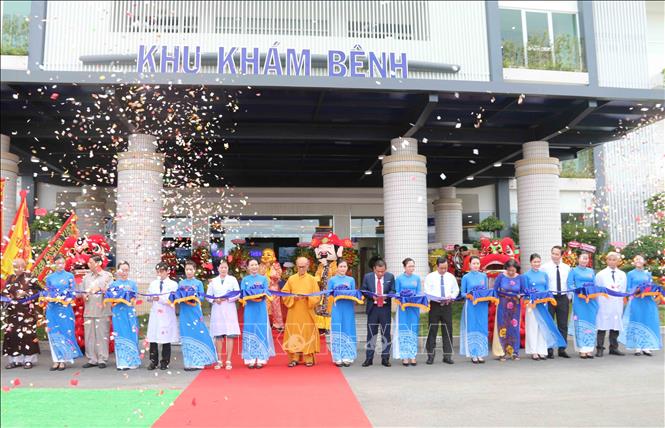 Trong ảnh: Lãnh đạo UBND tỉnh Trà Vinh và các đại biểu cắt băng khánh thành Bệnh viện đa khoa Thiên Ân. Ảnh: Thanh Hòa - TTXVN