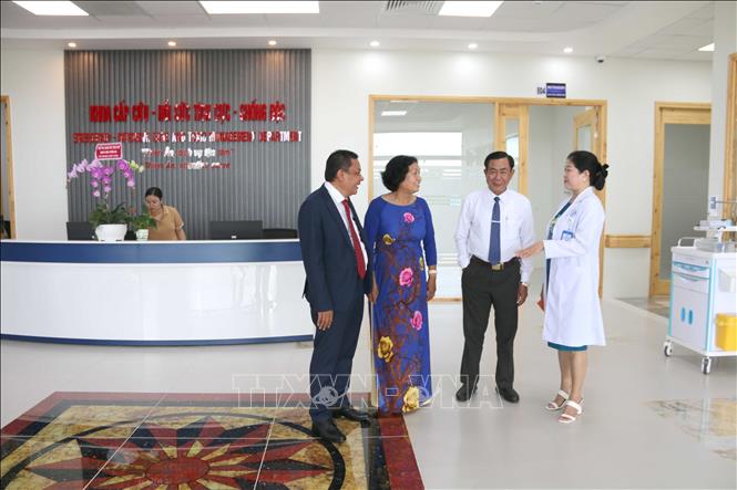 Trong ảnh: Phó Chủ tịch UBND tỉnh Trà Vinh Lê Thanh Bình (thứ 2 từ phải qua) và các đại biểu tham quan các khoa ở Bệnh viện đa khoa Thiên Ân. Ảnh: Thanh Hòa - TTXVN