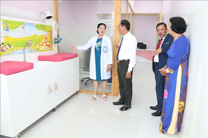 Trong ảnh: Phó Chủ tịch UBND tỉnh Trà Vinh Lê Thanh Bình (thứ 2 từ trái qua) tham quan các khoa ở Bệnh viện đa khoa Thiên Ân. Ảnh: Thanh Hòa - TTXVN