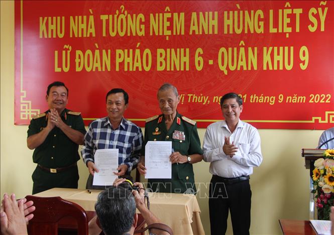 Trong ảnh: Ông Lê Công Khanh, Giám đốc Sở Văn hóa, Thể thao và Du lịch tỉnh Hậu Giang và Thiếu tướng Trần Văn Niên, Trưởng Ban liên lạc truyền thống Lữ đoàn Pháo binh 6 – Quân khu 9 thực hiện nghi thức ký bàn giao. Ảnh: Hồng Thái - TTXVN
