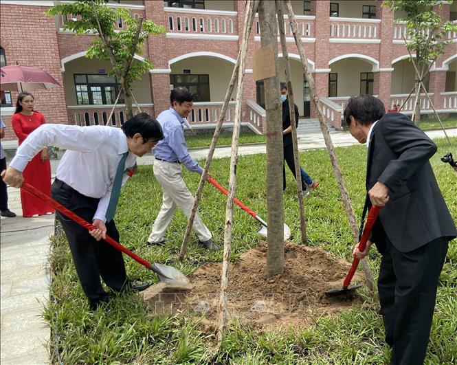 Nguyên Chủ tịch nước Trương Tấn Sang trồng cây lưu niệm tại Trường Trung học cơ sở Trương Minh Bạch. Ảnh: Đức Hạnh - TTXVN 