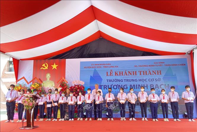 Tặng học bổng cho học sinh nghèo hiếu học Trường Trung học cơ sở Trương Minh Bạch. Ảnh: Đức Hạnh - TTXVN 
