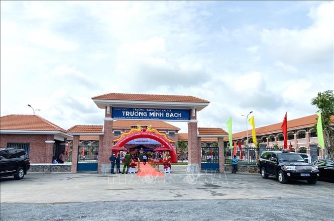 Trường Trung học cơ sở Trương Minh Bạch được đầu tư xây mới hoàn toàn trên diện tích 2,3 ha, tổng vốn đầu tư hơn 86 tỷ đồng, có 24 phòng học, 26 phòng chức năng theo tiêu chuẩn quốc gia. Ảnh: Đức Hạnh - TTXVN 
