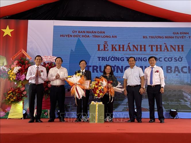 Chủ tịch UBND tỉnh Long An tặng bằng khen cho gia đình bác sĩ Trương Minh Tuyết và Trần Đình Chiến vì đã có nhiều đóng góp cho sự nghiệp giáo dục của địa phương. Ảnh: Đức Hạnh - TTXVN 