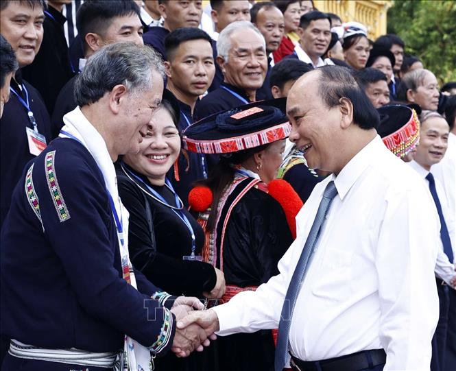 President Nguyen Xuan Phuc meets representatives from Cao Bang. VNA Photo: Thống Nhất