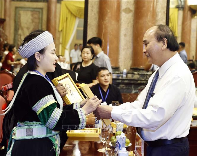 President Nguyen Xuan Phuc presents a gift to outstanding representatives of Cao Bang province. VNA Photo: Thống Nhất