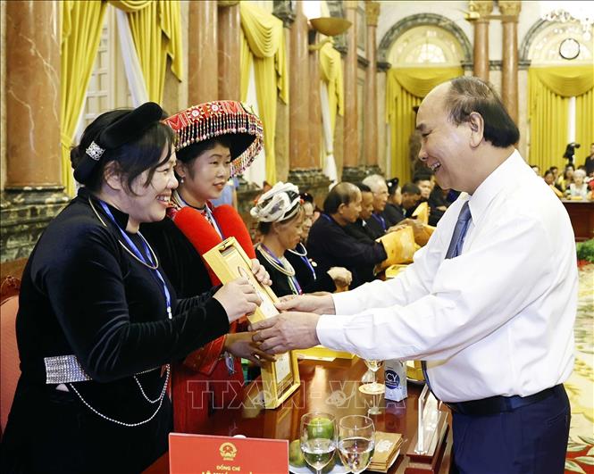 President Nguyen Xuan Phuc presents a gift to outstanding representatives of Cao Bang province. VNA Photo: Thống Nhất