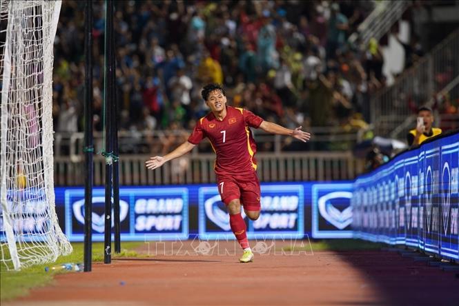 Vietnamese player Nguyen Thanh Nhan cheers after scoring a goal. VNA Photo: Thanh Vũ