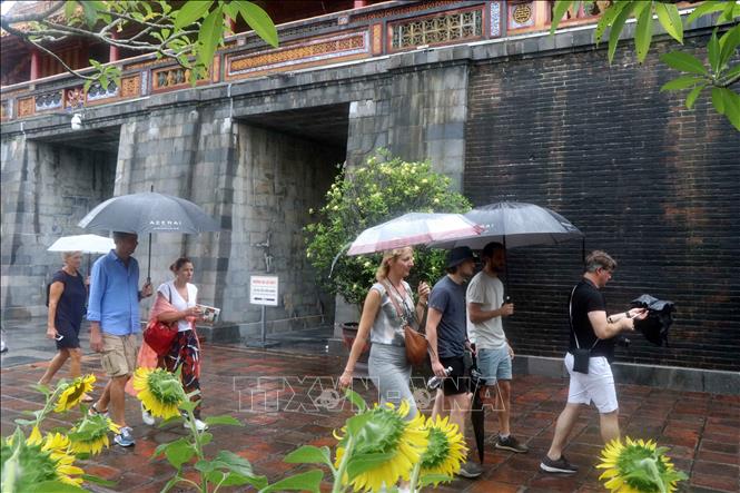 Foreign tourists visit Hue Imperial Citadel. VNA Photo: Đỗ Trưởng