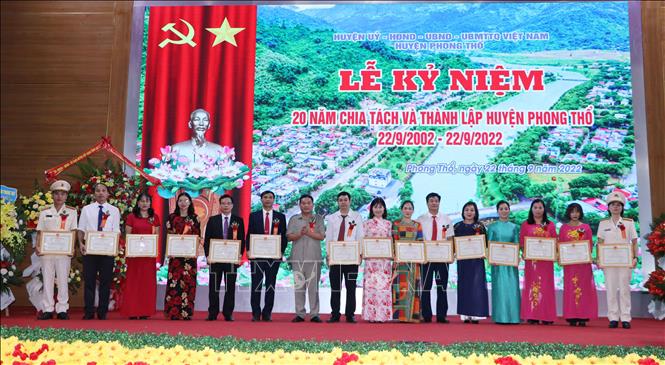Trong ảnh: Phó Chủ tịch UBND tỉnh Lai Châu Giàng A Tính tặng Bằng khen cho các cá nhân có thành tích đóng góp trong quá trình xây dựng và phát triển huyện Phong Thổ 20 năm qua. Ảnh: Nguyễn Oanh-TTXVN
