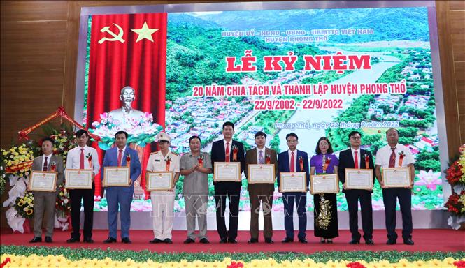 Trong ảnh: Phó Chủ tịch UBND tỉnh Lai Châu Giàng A Tính tặng Bằng khen cho các tập thể có thành tích đóng góp trong quá trình xây dựng và phát triển huyện Phong Thổ 20 năm qua. Ảnh: Nguyễn Oanh-TTXVN
