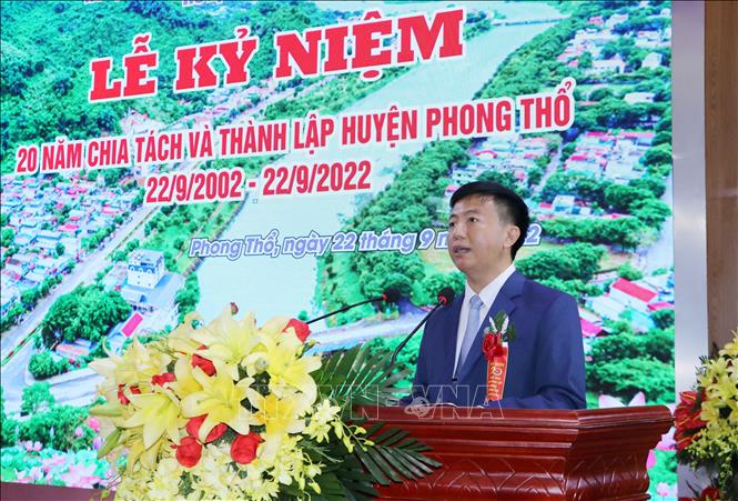 Trong ảnh: Bí thư Huyện ủy Phong Thổ Sùng A Nủ đọc diễn văn kỷ niệm 20 năm chia tách và thành lập huyện. Ảnh: Nguyễn Oanh-TTXVN
