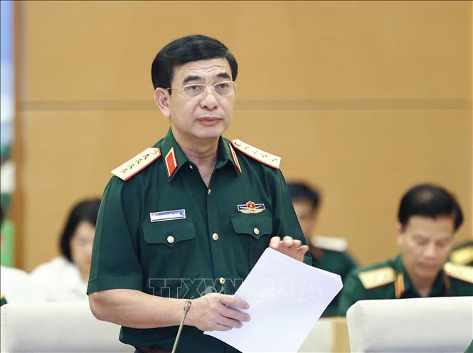 Bộ trưởng Bộ Quốc phòng Phan Văn Giang trình bày Tờ trình. Ảnh: Doãn Tấn - TTXVN