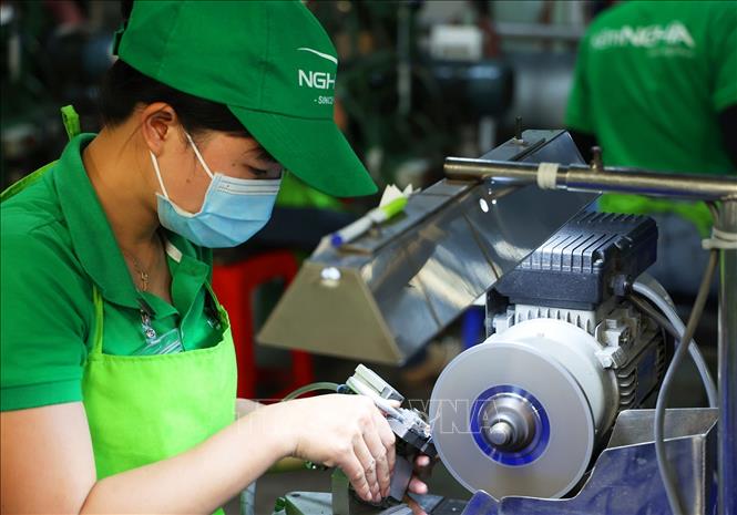 Trong ảnh: Công ty CP Kềm Nghĩa có đội ngũ nhân lực có tay nghề, sáng tạo, đáp ứng nhu cầu ngày càng cao của người dùng. Ảnh: Hồng Đạt - TTXVN
