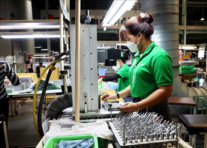 Trong ảnh: Công nhân làm việc trong xưởng sản xuất Công ty CP Kềm Nghĩa. Ảnh: Hồng Đạt - TTXVN
