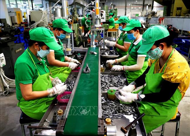 Trong ảnh: Công nhân làm việc trong xưởng sản xuất Công ty CP Kềm Nghĩa. Ảnh: Hồng Đạt - TTXVN

