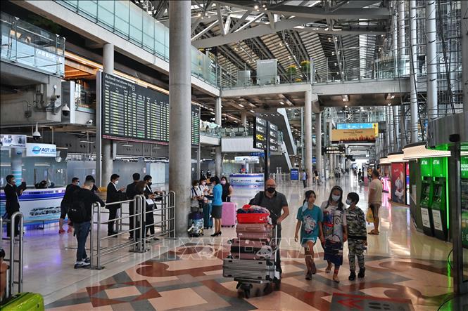 Trong ảnh: Hành khách tại sân bay quốc tế Suvarnabhumi ở Bangkok, Thái Lan, ngày 1/7/2022. Ảnh: AFP/ TTXVN