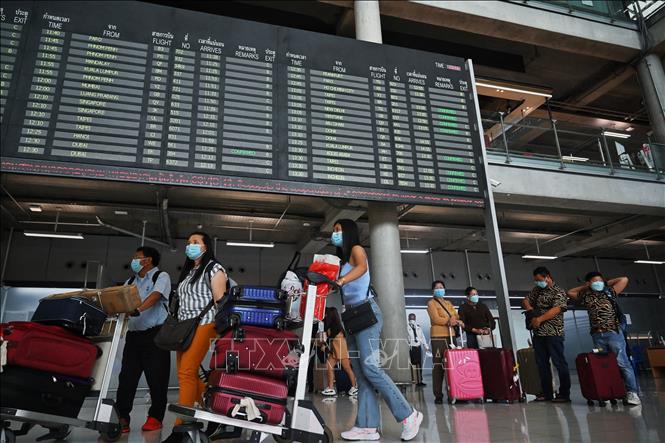 Trong ảnh: Hành khách tại sân bay quốc tế Suvarnabhumi ở Bangkok, Thái Lan, ngày 1/7/2022. Ảnh: AFP/ TTXVN