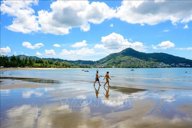 Trong ảnh (tư liệu): Khách du lịch tại đảo Phuket, Thái Lan. Ảnh: AFP/ TTXVN