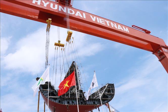 Trong ảnh: Cẩu trục 700 tấn nâng một blook tàu theo quy trình sản xuất. Ảnh: Tiên Minh – TTXVN