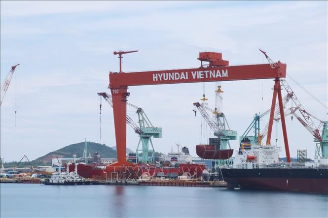 Trong ảnh: Cẩu trục Goliath 700 tấn được đưa vào vận hành tại Nhà máy đóng tàu của HVS. Ảnh: Tiên Minh – TTXVN