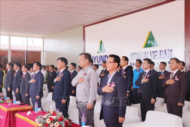 Trong ảnh: Các đại biểu tham dự lễ vận hành cẩu trục Goliath 700 tấn. Ảnh: Tiên Minh – TTXVN