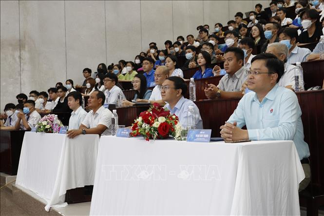 Trong ảnh: Khách mời và rất đông sinh viên có mặt tại lễ phát động hội thi về trí tuệ nhân tạo. Ảnh: Thu Hương - TTXVN